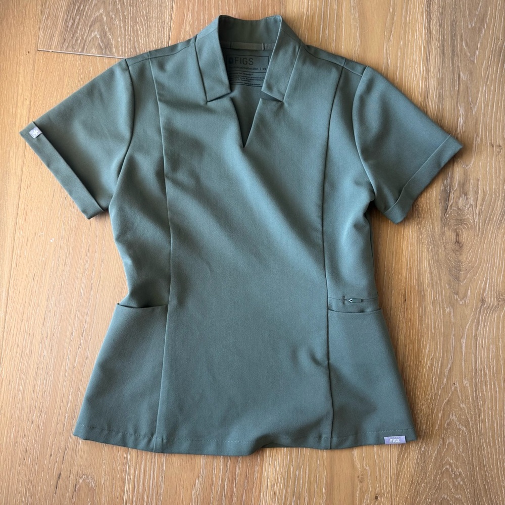 Figs scrub top